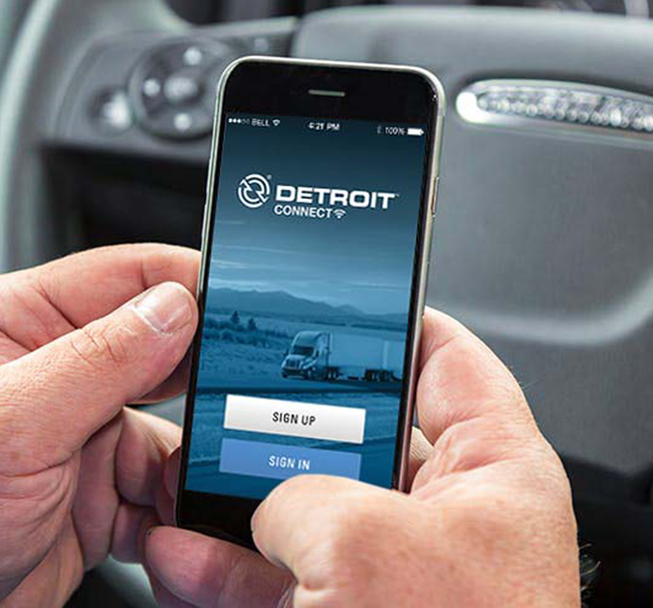 Daimler customer using app on a smartphone