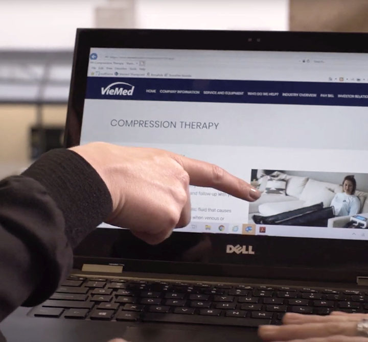 Client using the VieMed site on their laptop