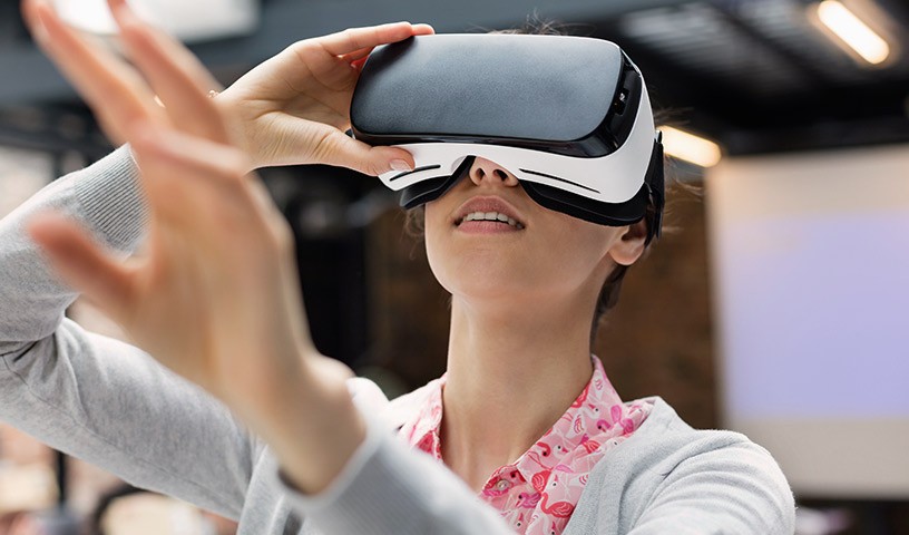 Woman using VR 5G and 5G+ with AT&T Private Cellular Networks - events