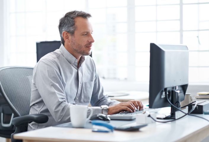 Portrait of a mature man working online in his officehttp://195.154.178.81/DATA/i_collage/pu/shoots/795702.jpg